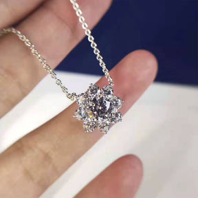 Colar flor com pedra Moissanite 1ct em prata 925, com brilho intenso e design elegante.
