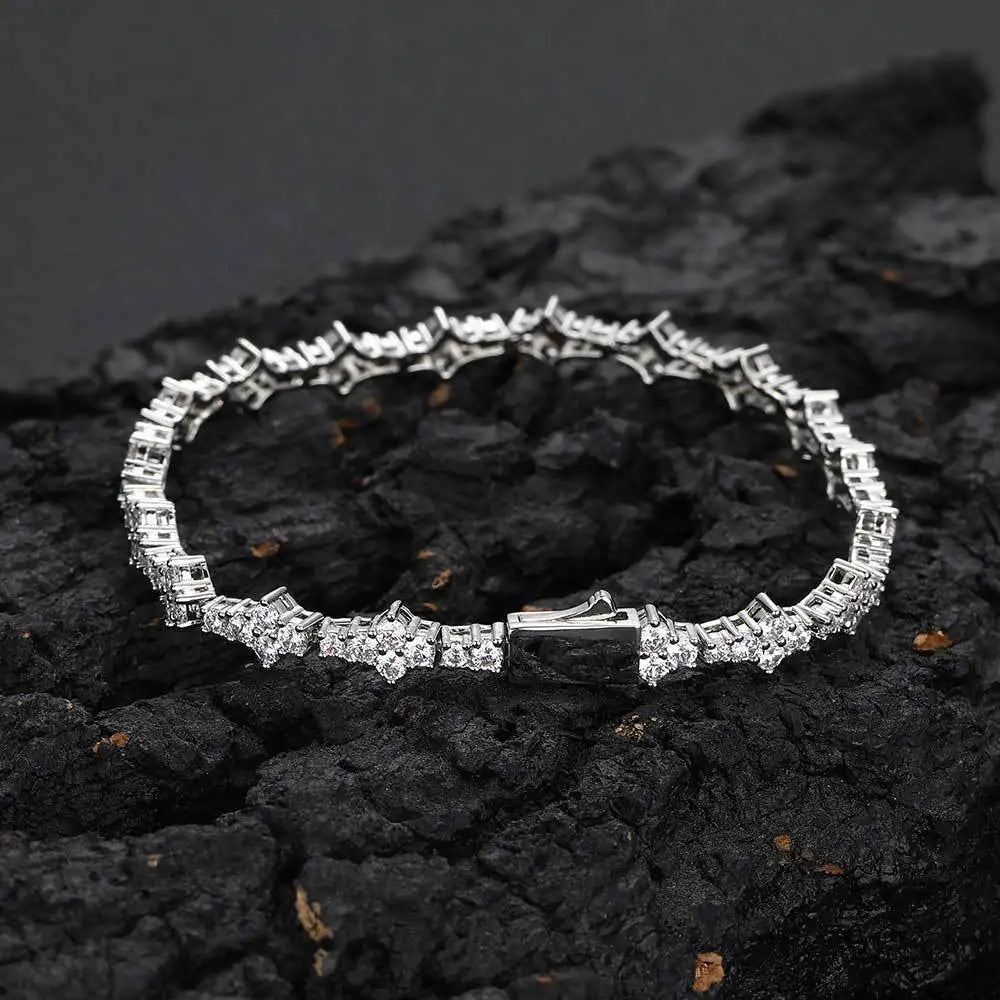 Pulseira prateada com zircônias brilhantes, estilo sofisticado e moderno para compor visuais versáteis e marcantes.