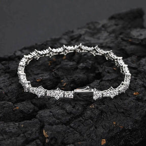 Pulseira prateada com zircônias brilhantes, estilo sofisticado e moderno para compor visuais versáteis e marcantes.