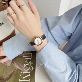 Relógio feminino minimalista com pulseira de couro preto e mostrador branco