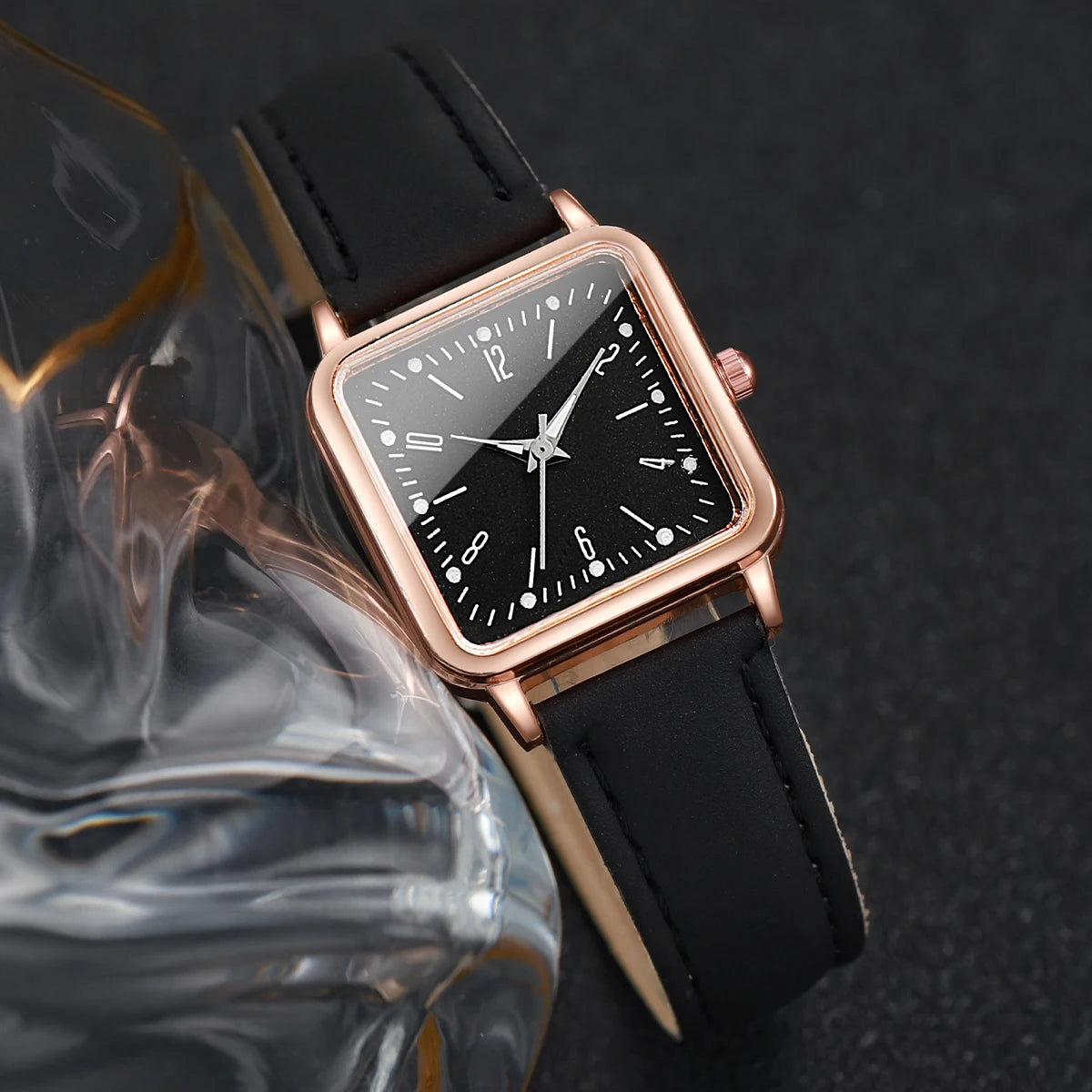 Relógio feminino quadrado preto com pulseira couro e bracelete coração dourado, design elegante e moderno.