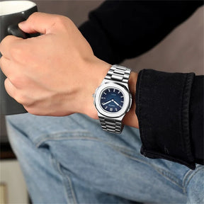 Relógio masculino aço inoxidável com mostrador azul e pulseira prateada.