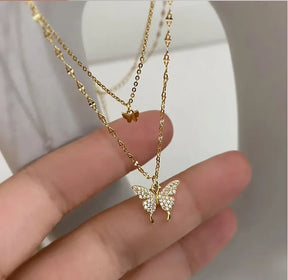 Colar borboleta dourado cravejado com corrente delicada