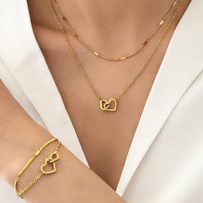 Conjunto com colar e pulseira em aço inox dourado ou prata com pingente de corações entrelaçados