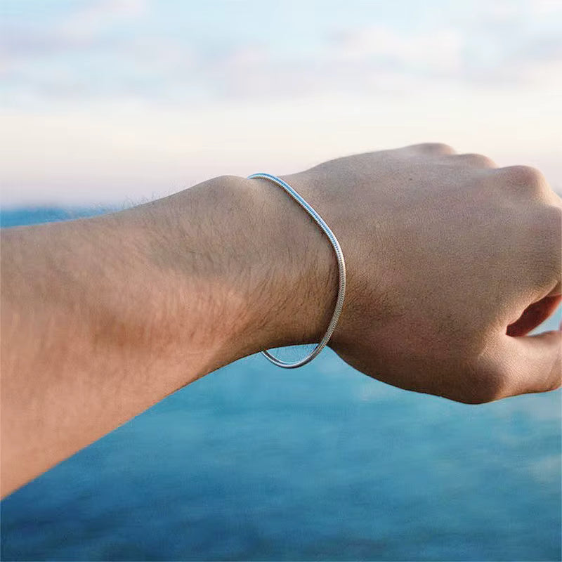 Pulseira prateada em aço inox com design snake bone unissex