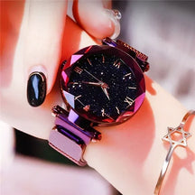 Relógio feminino roxo com mostrador céu estrelado e pulseira elegante.