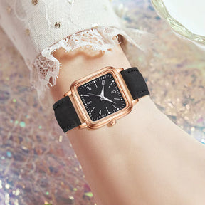 Relógio feminino quadrado preto com pulseira couro e bracelete coração dourado, design elegante e moderno.