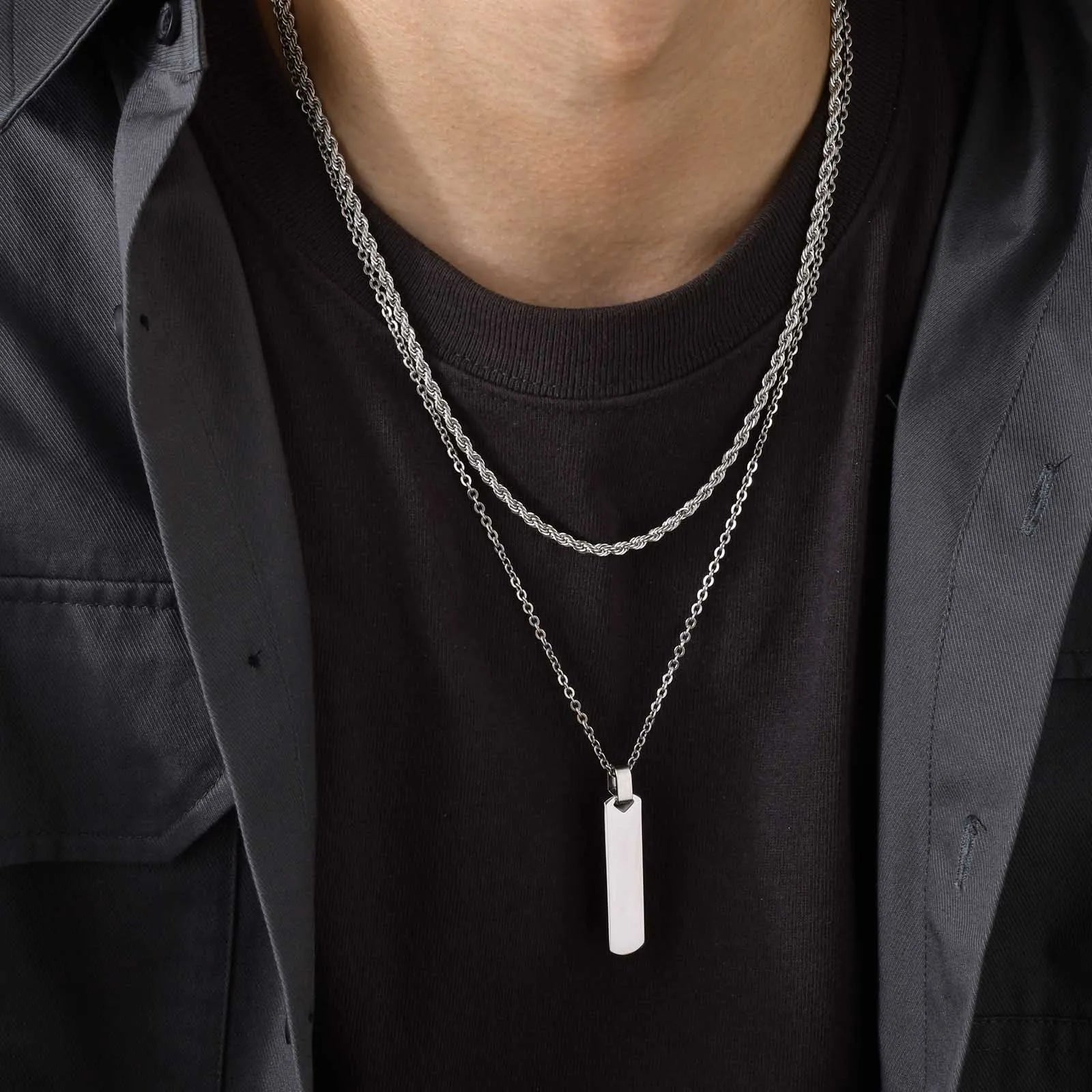 Colar masculino duplo prata em aço inox com corrente cubana e pingente barra geométrica