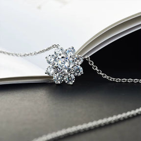 Colar flor com pedra Moissanite 1ct em prata 925, com brilho intenso e design elegante.