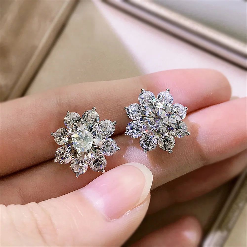 Brincos flor em prata 925 com pedras Moissanite e zircônias, design sofisticado e brilho intenso.