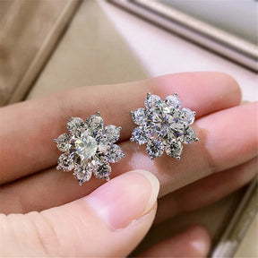 Brincos flor em prata 925 com pedras Moissanite e zircônias, design sofisticado e brilho intenso.
