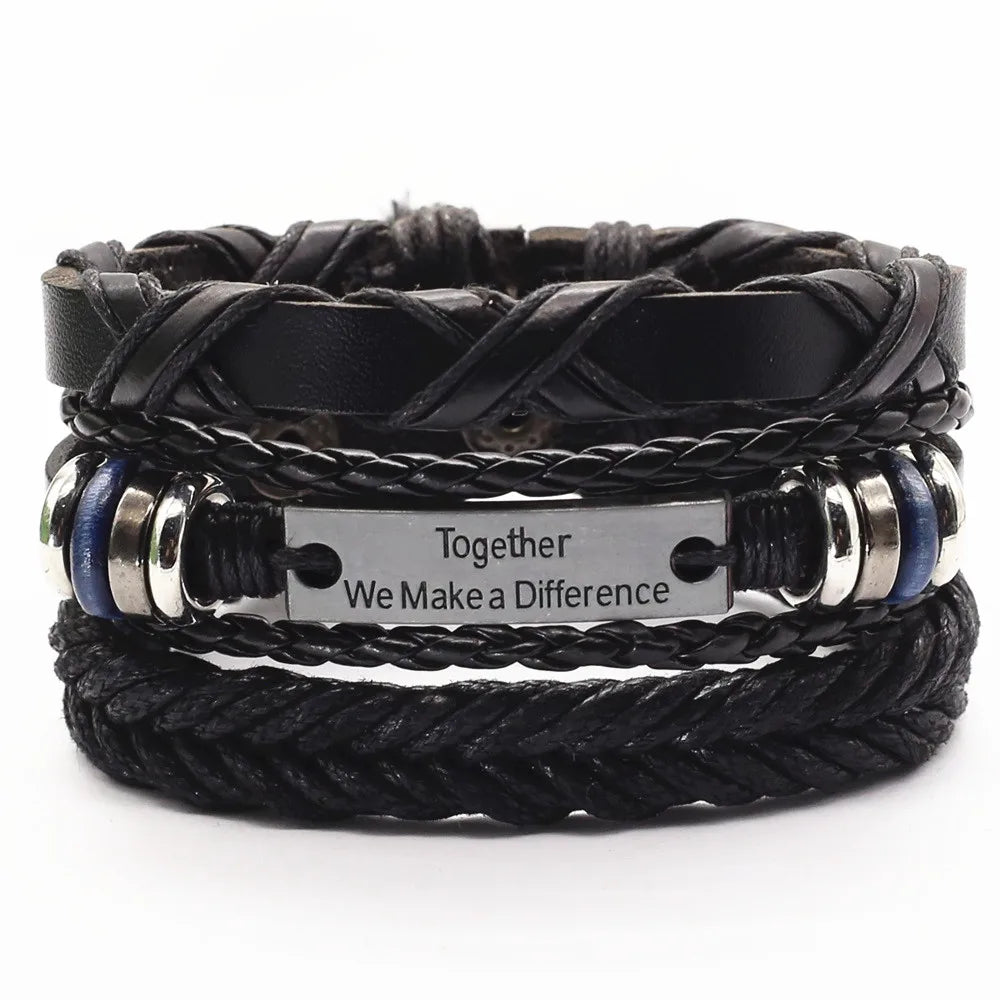 Pulseira preta com a frase “Together we make a difference” e detalhes modernos.

