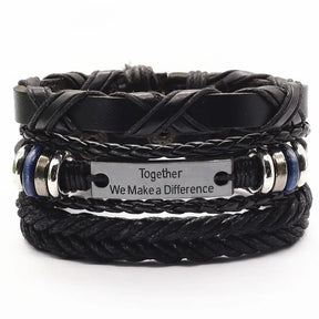 Pulseira preta com a frase “Together we make a difference” e detalhes modernos.

