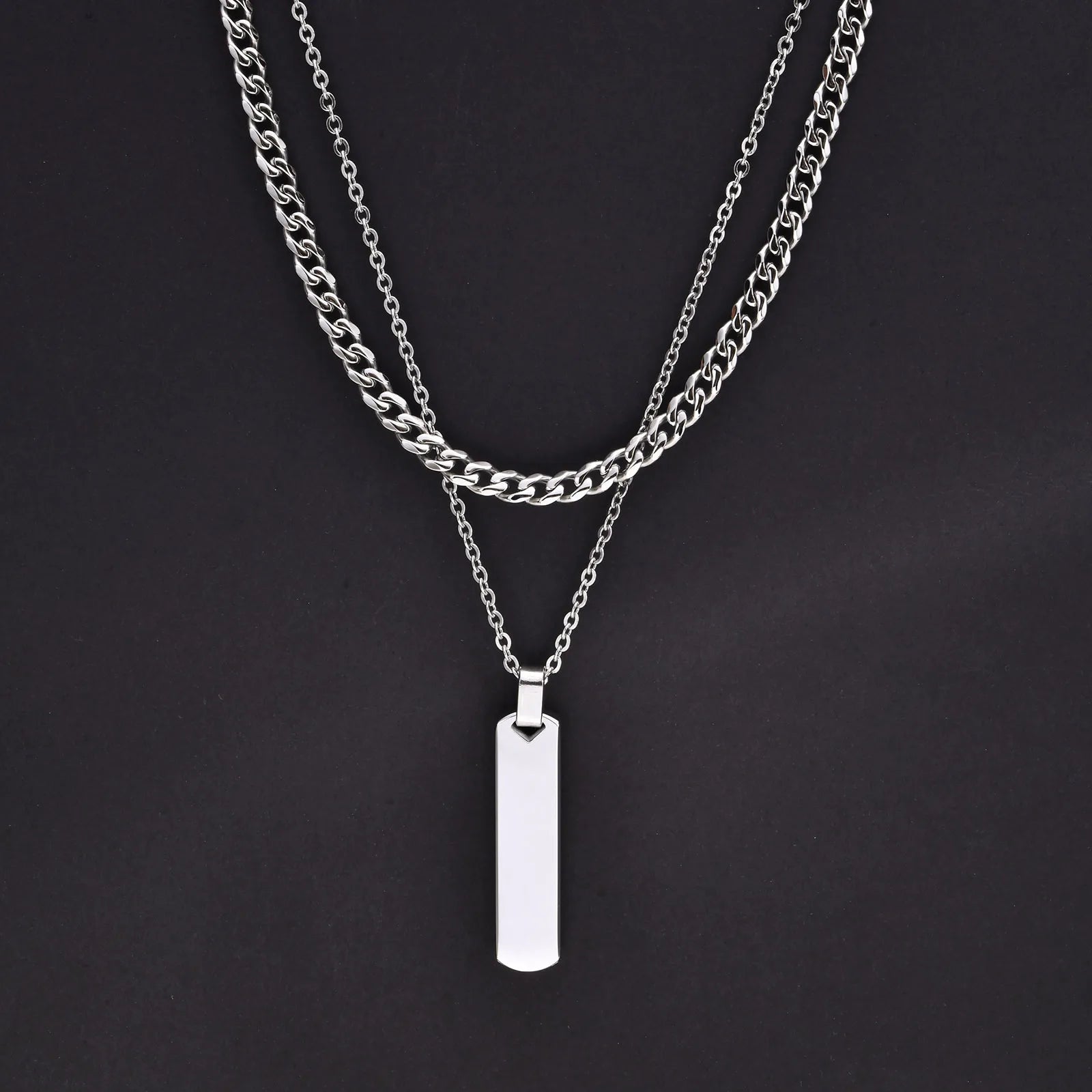 Colar masculino duplo prata em aço inox com corrente cubana e pingente barra geométrica