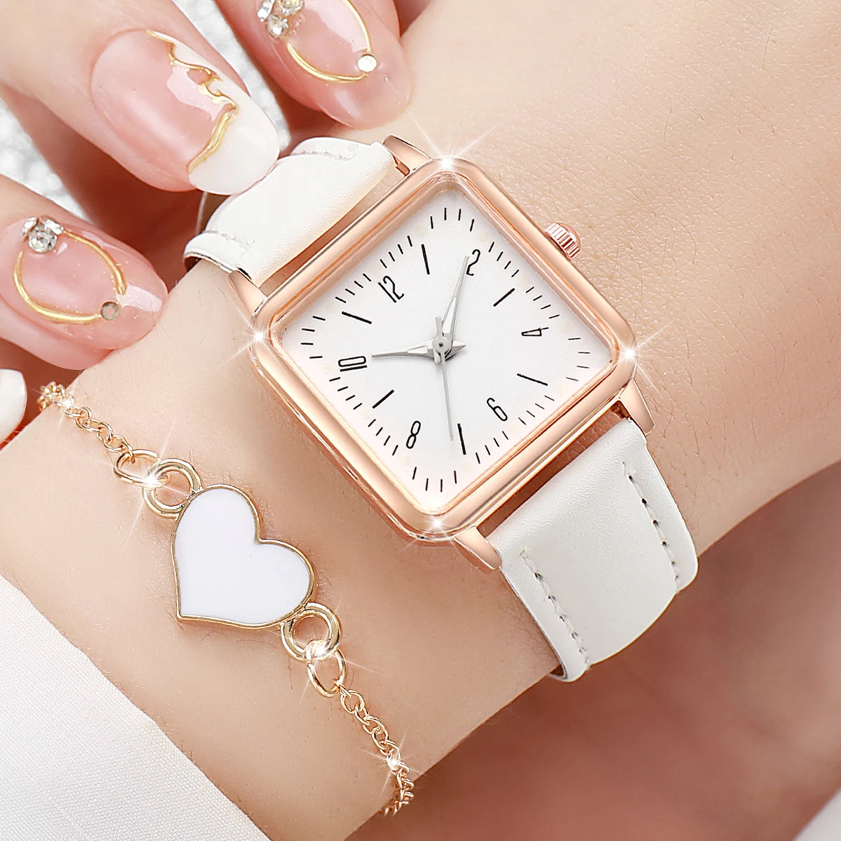 Relógio feminino quadrado branco com pulseira couro e bracelete coração dourado, visual delicado e sofisticado.