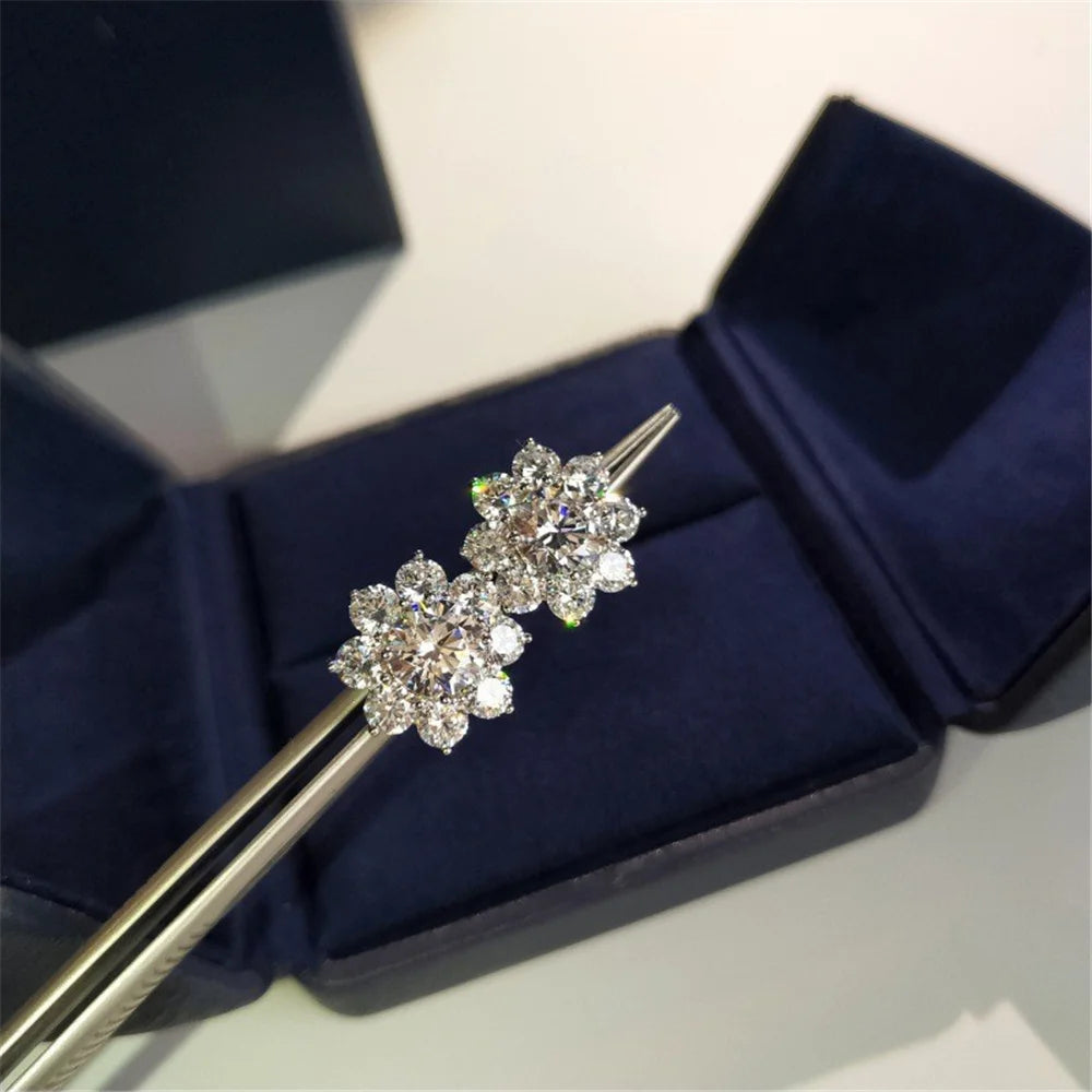 Brincos flor em prata 925 com pedras Moissanite e zircônias, design sofisticado e brilho intenso.