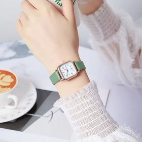 Relógio feminino minimalista com pulseira de couro verde e mostrador branco