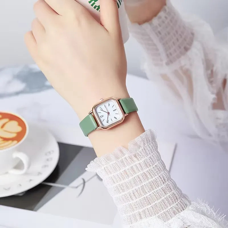 Relógio feminino minimalista com pulseira de couro verde e mostrador branco