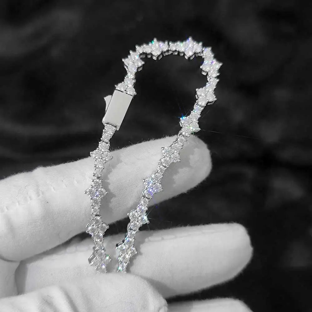 Pulseira prateada com zircônias brilhantes, estilo sofisticado e moderno para compor visuais versáteis e marcantes.