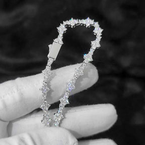 Pulseira prateada com zircônias brilhantes, estilo sofisticado e moderno para compor visuais versáteis e marcantes.