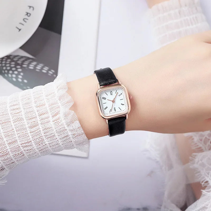 Relógio feminino minimalista com pulseira de couro preto e mostrador branco