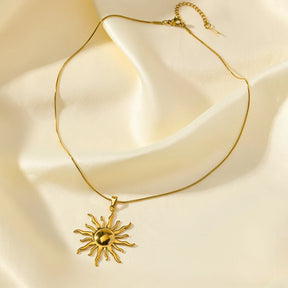 Colar dourado com pingente de sol em aço inox 316L, leve, resistente e com brilho marcante.