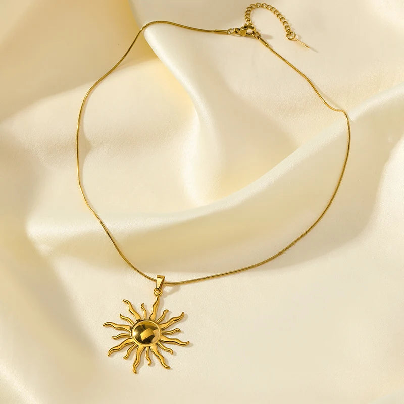 Colar dourado com pingente de sol em aço inox 316L, leve, resistente e com brilho marcante.