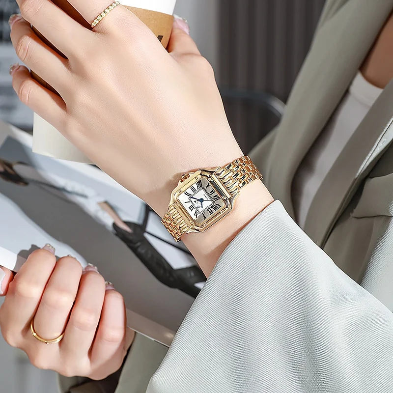Relógio feminino dourado com mostrador romano e pulseira aço inox.