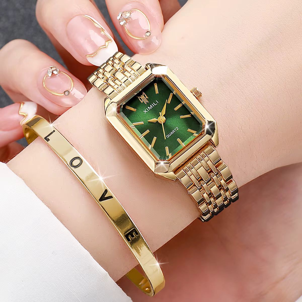 Relógio feminino verde dourado com pulseira elegante no pulso