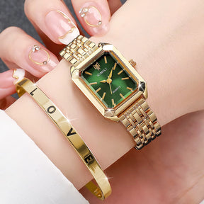 Relógio feminino verde dourado com pulseira elegante no pulso