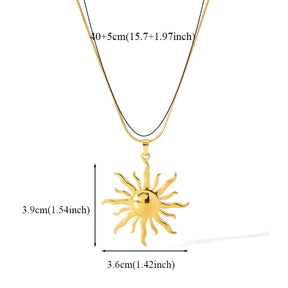 Colar dourado com pingente de sol em aço inox 316L, leve, resistente e com brilho marcante.