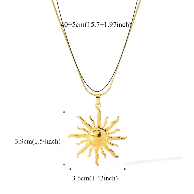 Colar dourado com pingente de sol em aço inox 316L, leve, resistente e com brilho marcante.