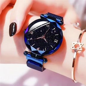 Relógio feminino azul com mostrador céu estrelado e pulseira moderna.