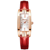 Relógio feminino vintage pulseira vermelha com mostrador branco e strass na caixa retangular.