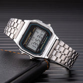 Relógio Clássico prata com pulseira de aço inoxidável e display LED.
