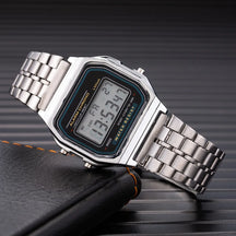 Relógio Clássico prata com pulseira de aço inoxidável e display LED.
