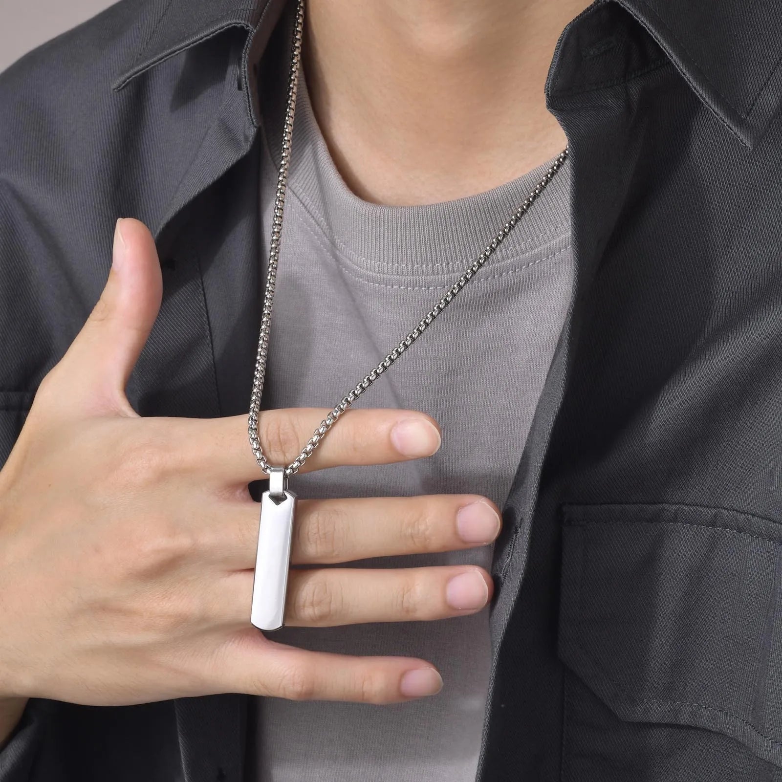 Colar masculino duplo prata em aço inox com corrente cubana e pingente barra geométrica