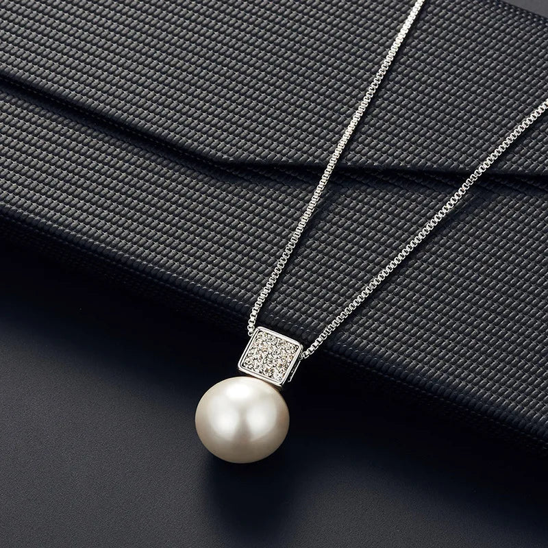 Conjunto feminino com colar e brincos de pérola e cristais, elegante para casamento ou eventos