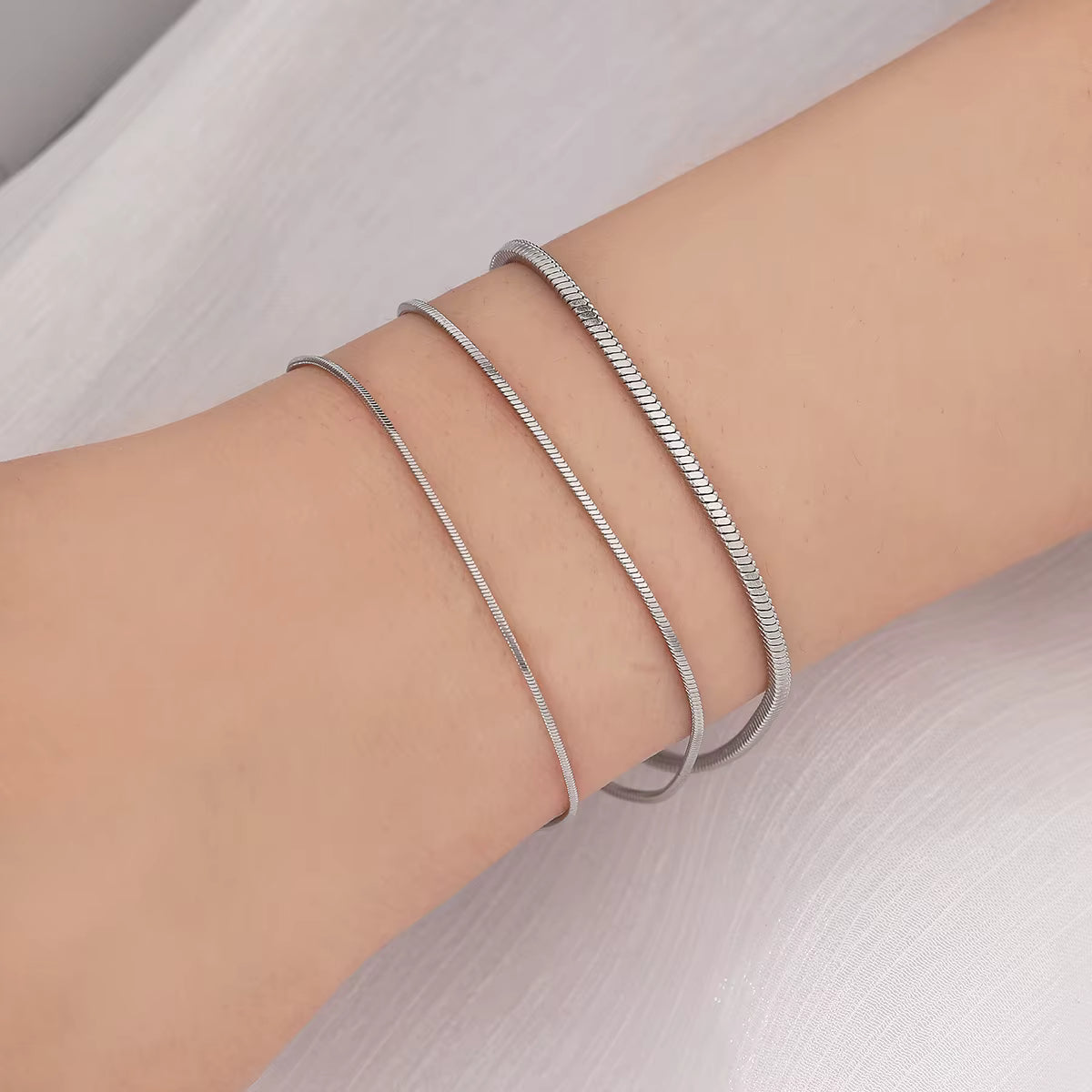 Pulseira prateada em aço inox com design snake bone unissex