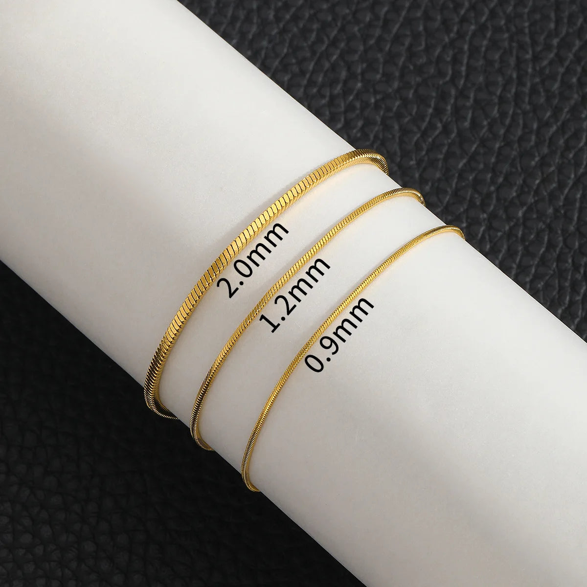 Pulseira dourada minimalista em aço inox com corrente snake bone
