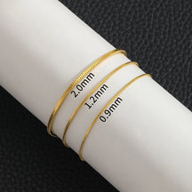 Pulseira dourada minimalista em aço inox com corrente snake bone