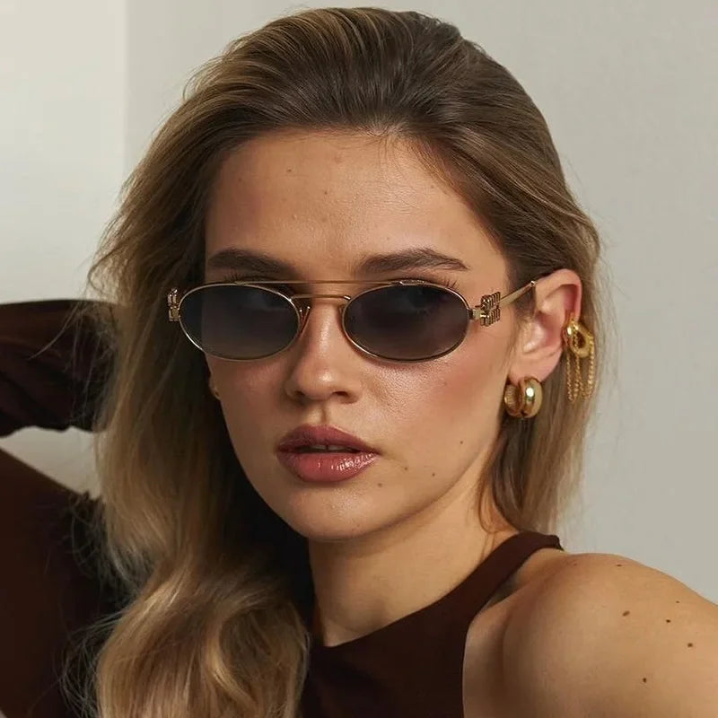 Óculos oval dourado feminino com armação metálica e lente escura UV400, estilo retrô minimalista

