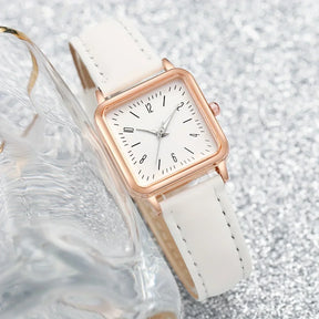 Relógio feminino quadrado branco com pulseira couro e bracelete coração dourado, visual delicado e sofisticado.