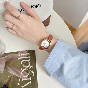 Relógio feminino minimalista com pulseira de couro marrom e mostrador branco