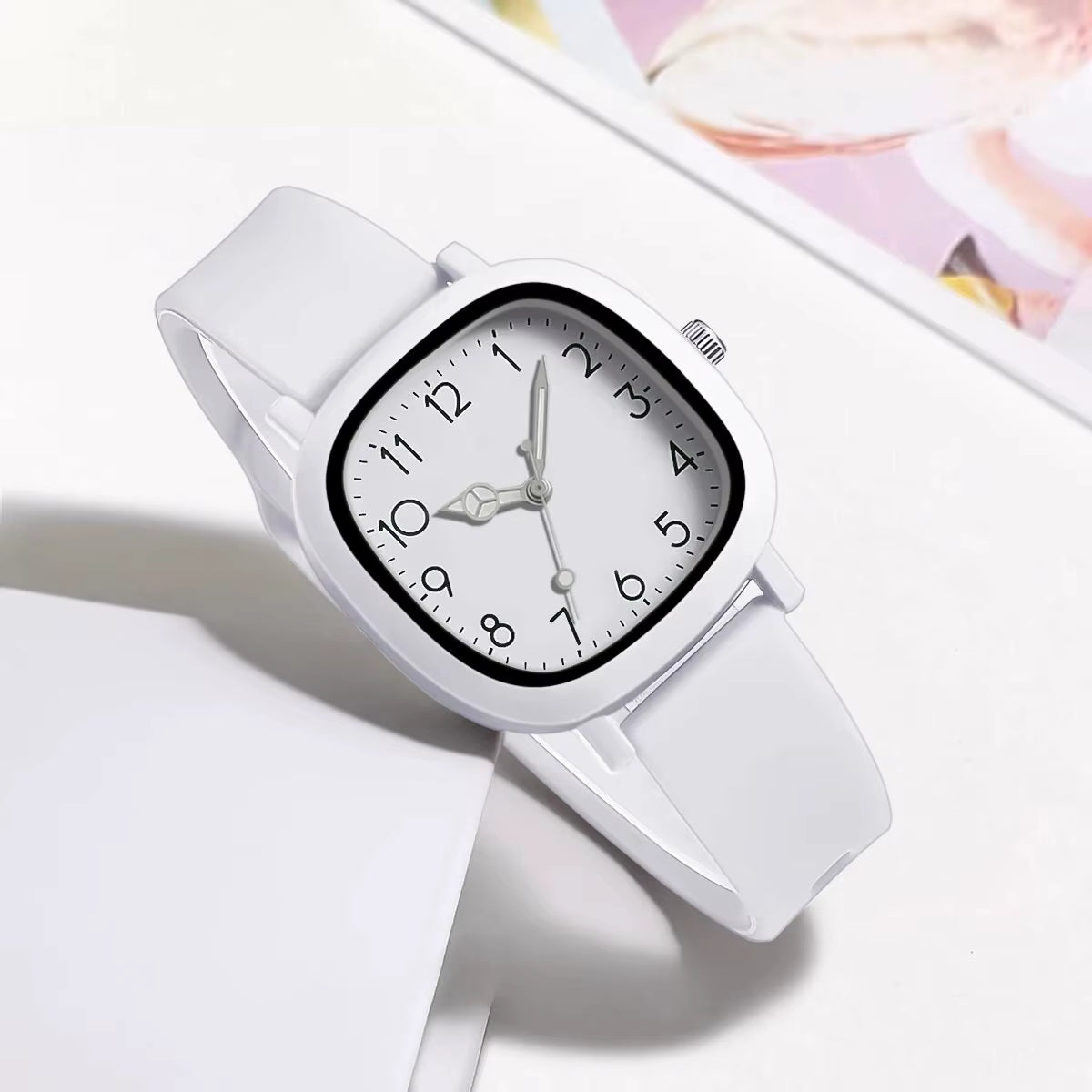 Relógio feminino branco quadrado com pulseira de silicone e mostrador clean
