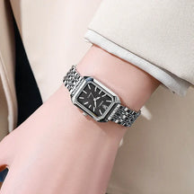 Relógio Ximili preto Feminino prateado com pulseira clássica no pulso