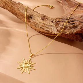 Colar dourado com pingente de sol em aço inox 316L, leve, resistente e com brilho marcante.