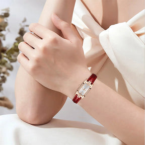 Relógio feminino vintage pulseira vermelha com mostrador branco e strass na caixa retangular.