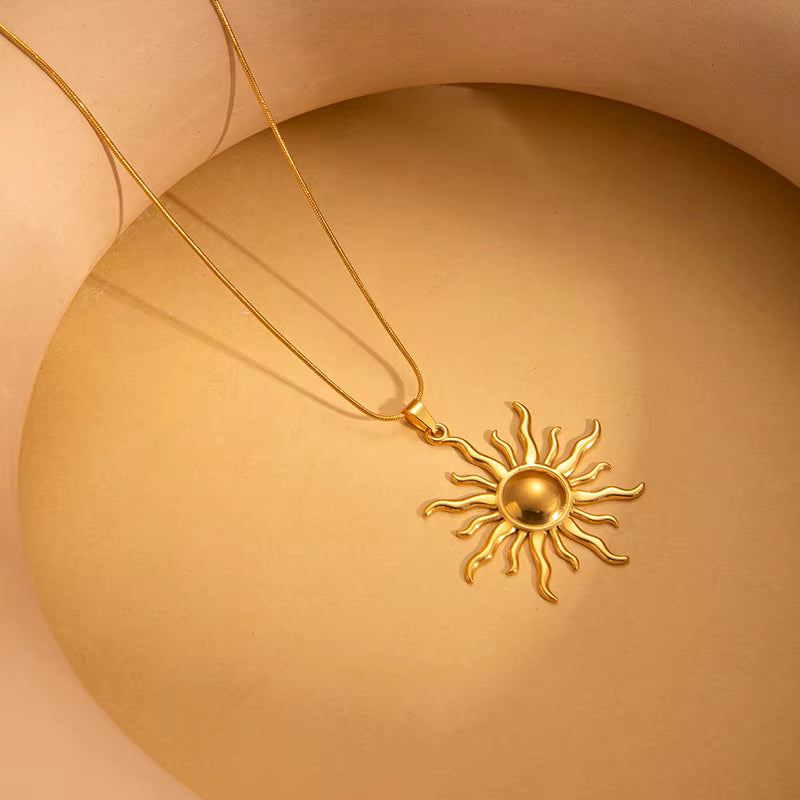 Colar dourado com pingente de sol em aço inox 316L, leve, resistente e com brilho marcante.