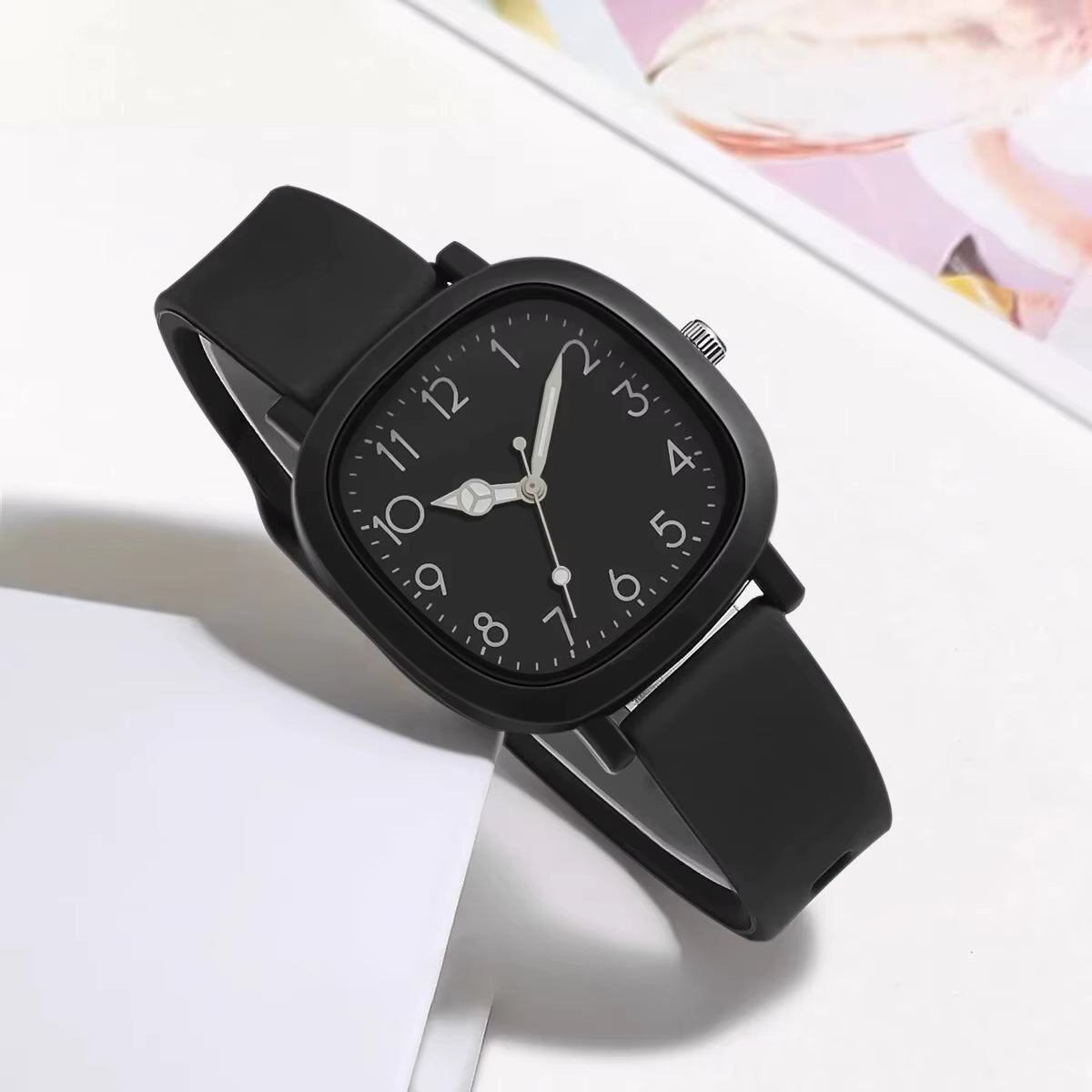 Relógio feminino preto quadrado com pulseira silicone e mostrador clean